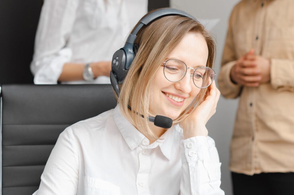 Woman using toll free number services and VoIP for her call center solutions