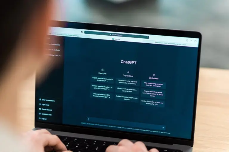 AI automate entrepreneur job by streamlining tasks and boosting productivity in small businesses.